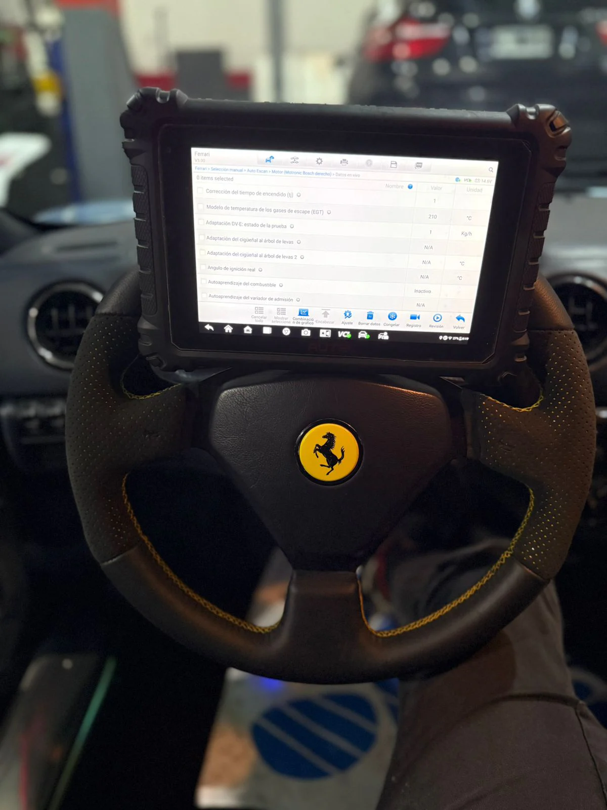 Diagnóstico electrónico profesional realizado sobre un Ferrari