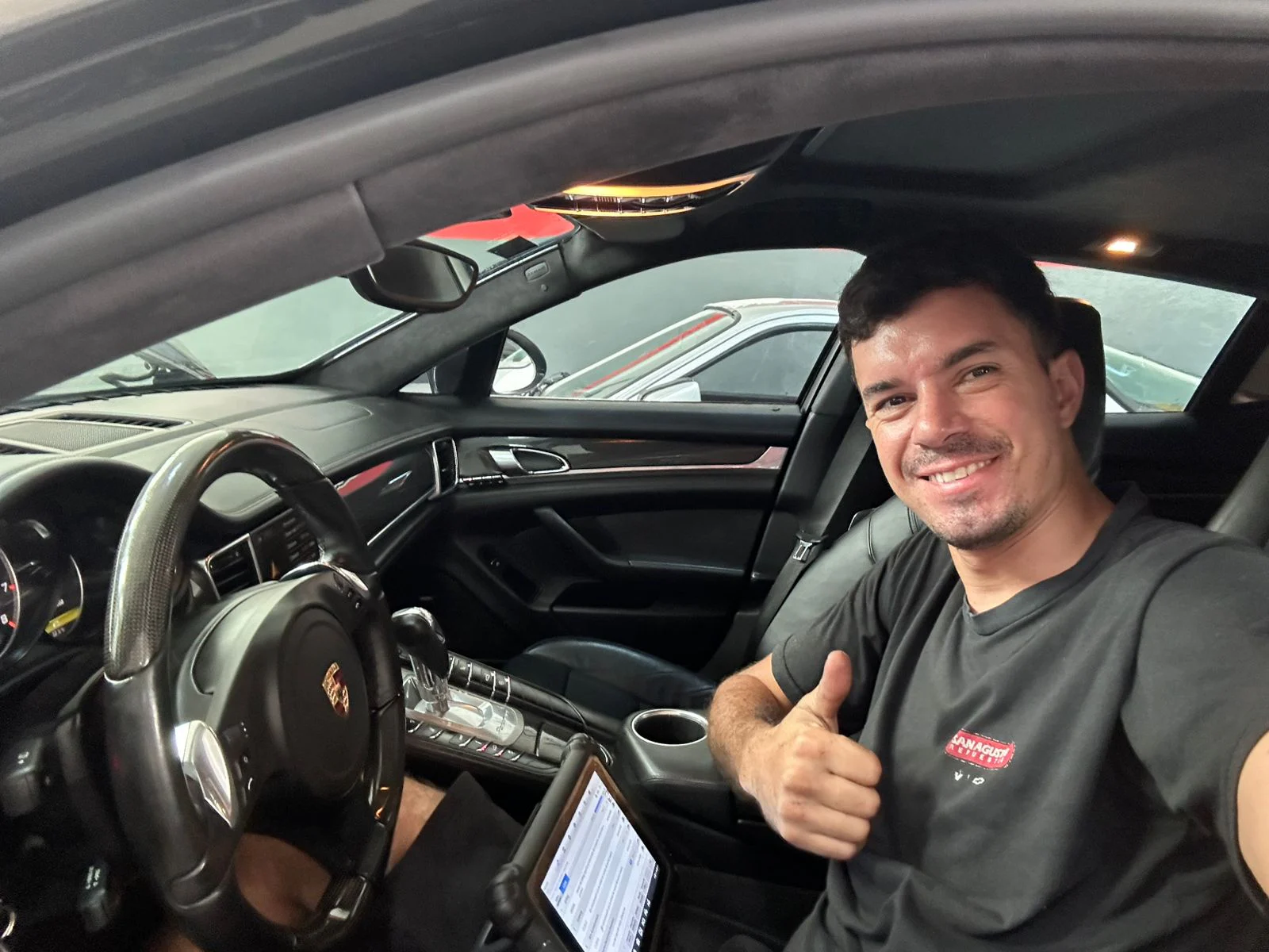 Rodrigo Cortiñas trabajando sobre un vehículo Porsche de alta gama